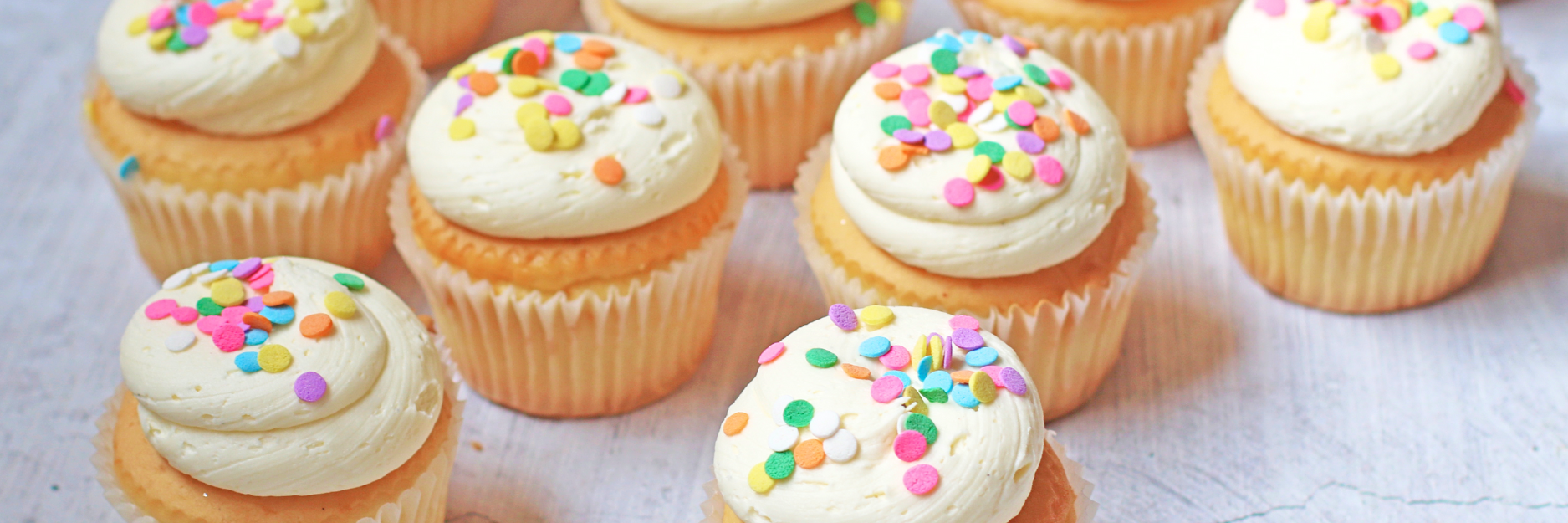 Fluffy Vanilla Cupcakes with Buttercream – Easy, Delicious and Perfect for Any Occasion!